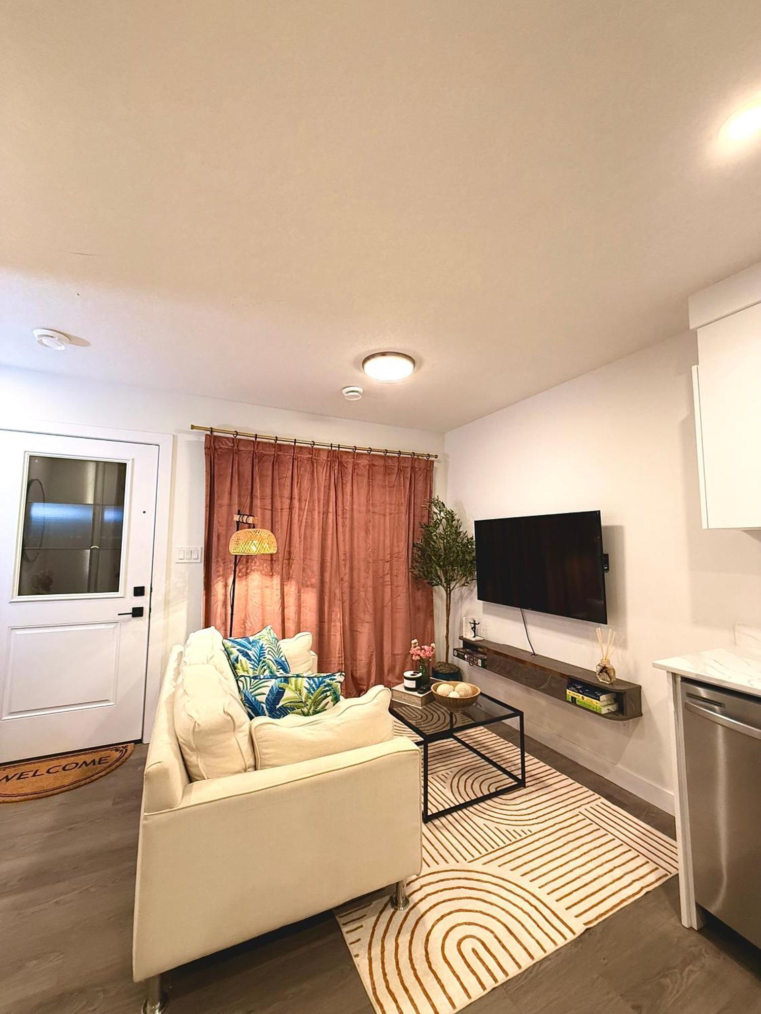 2bed Lagos House Backyard Downtown Apartment Edmonton
